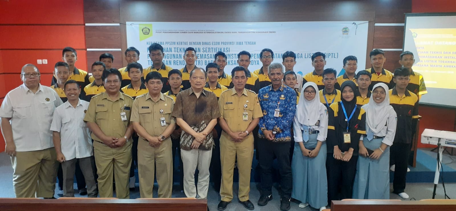 Pelatihan dan Sertifikasi Tenaga Teknik Ketenagalistrikan di Provinsi Jawa Tengah Untuk Meningkatkan Kompetensi Siswa Siswi SMK